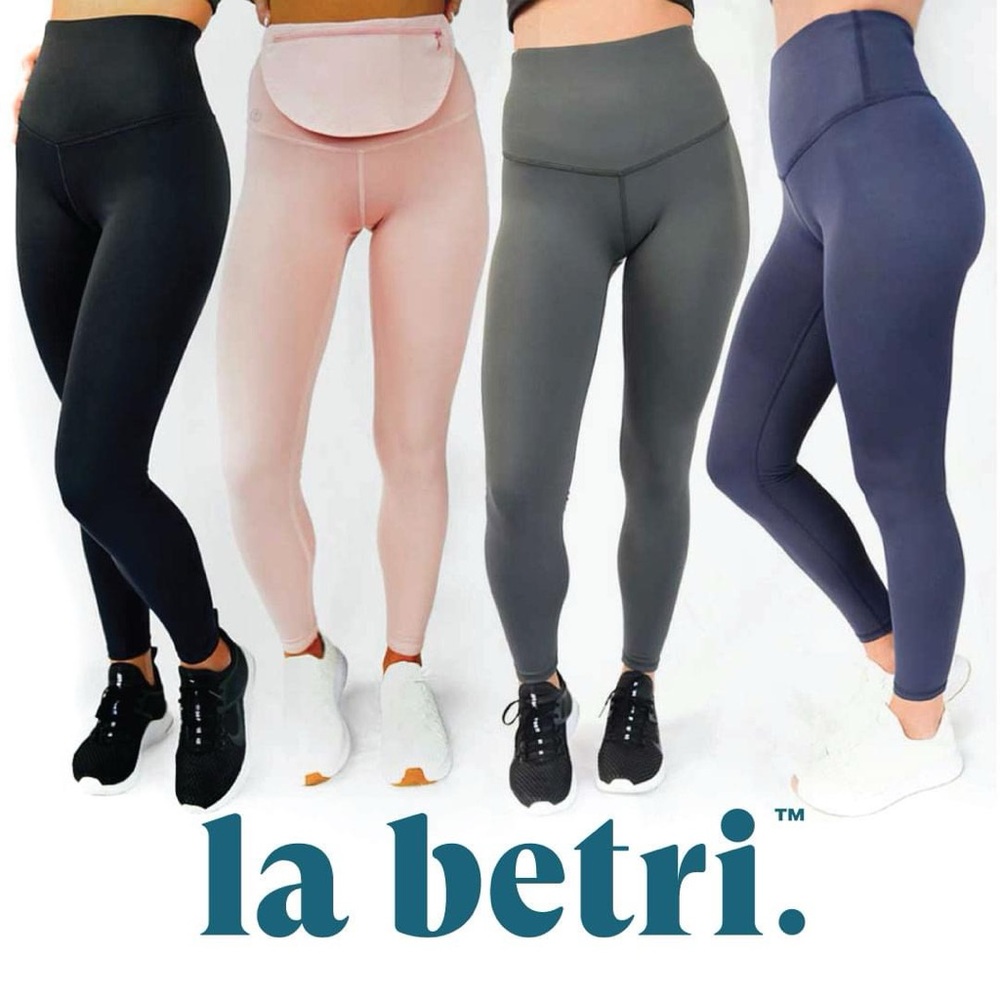 NAVY BLUE Joey Pouch Leggings
Yoga Pants with built-in fanny pack
With Pouch